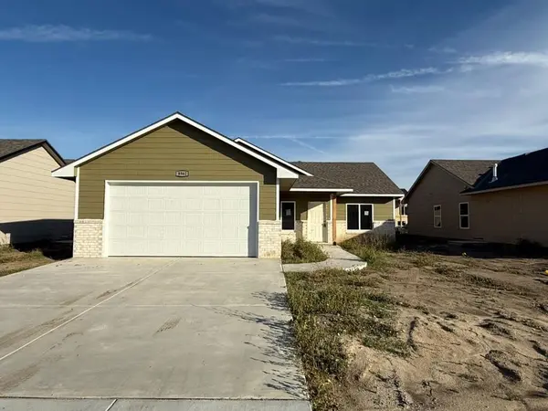 8962 E Joshua St, Bel Aire, KS 67226