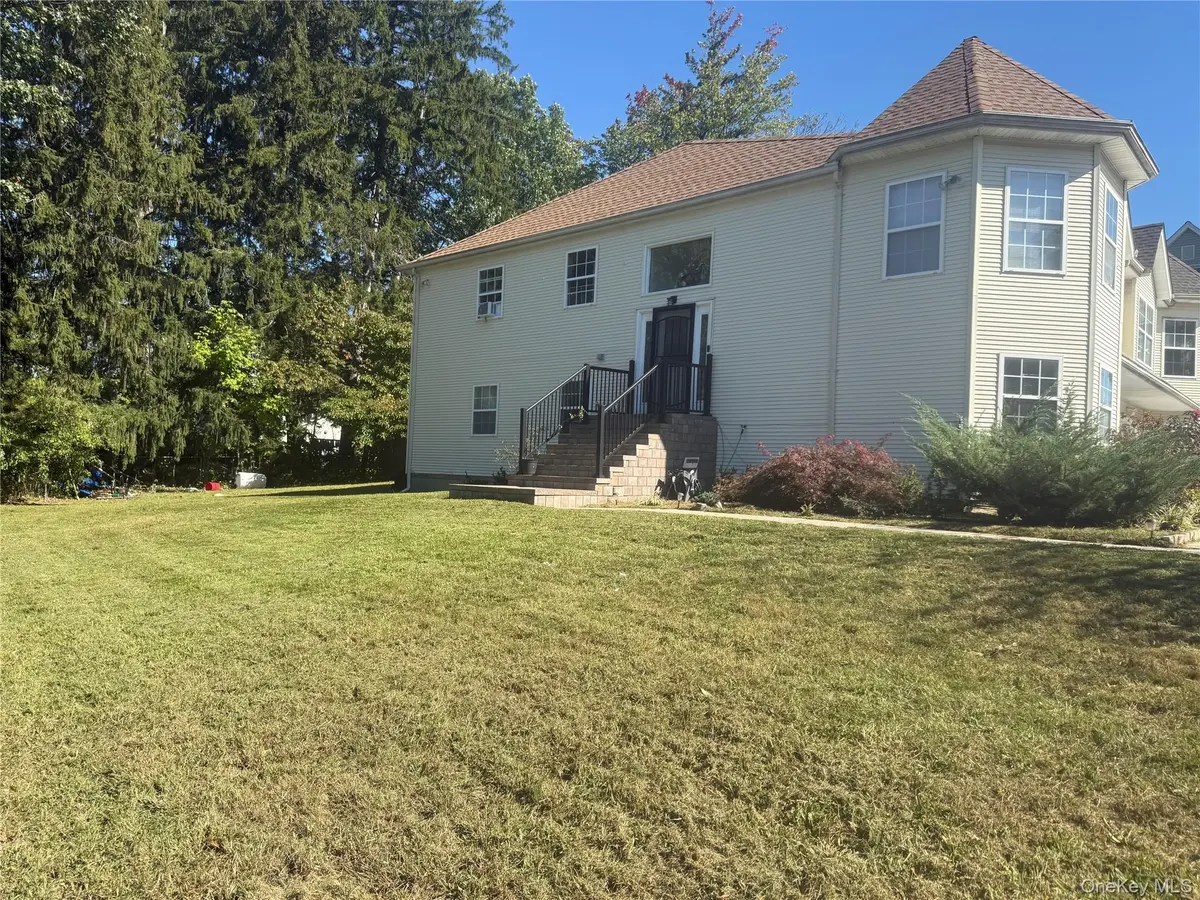 11 Levitsky CT, Chestnut Ridge, NY 10977