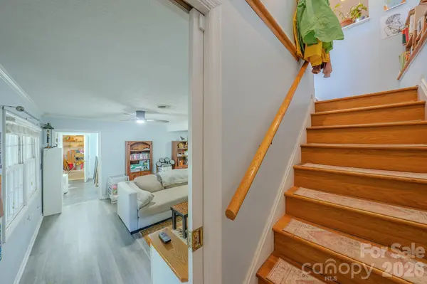 8 Riverbend DR, Asheville, NC 28805
