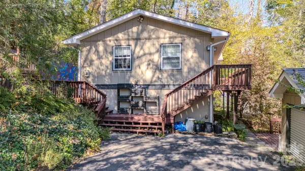 8 Riverbend DR, Asheville, NC 28805