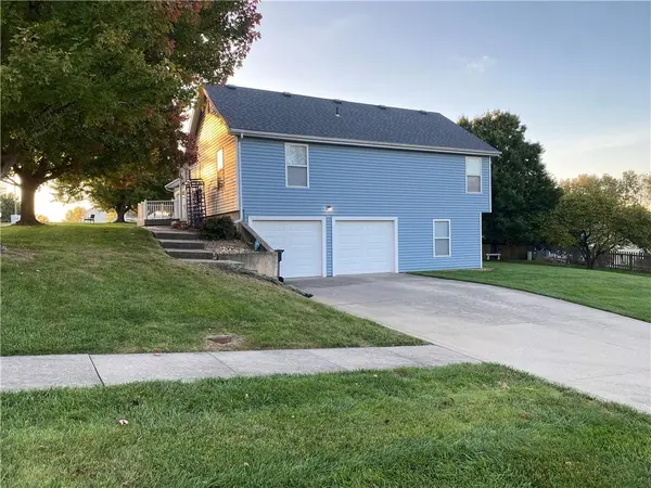 411 Hillcrest ST, Lansing, KS 66048