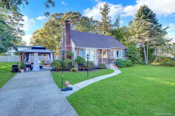 52 Linden LN, Shirley, NY 11967