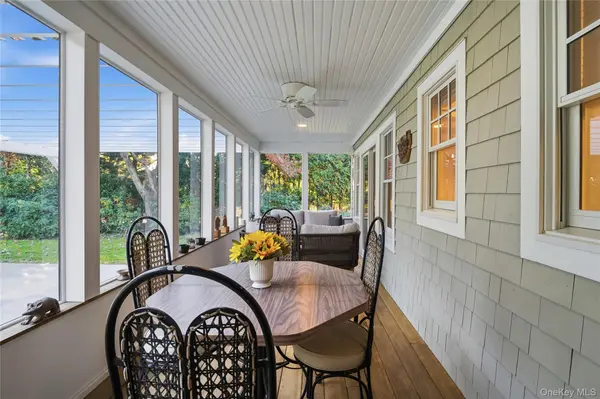 55 White Oak LN, Westhampton Beach, NY 11978