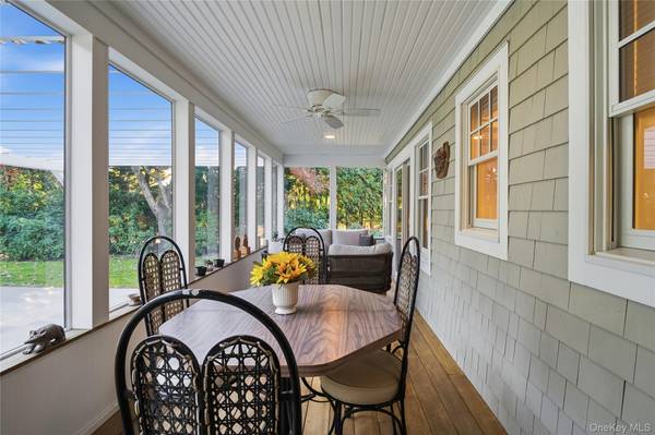 55 White Oak LN, Westhampton Beach, NY 11978