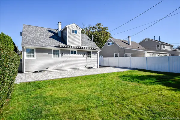 60 Vincent RD, Hicksville, NY 11801