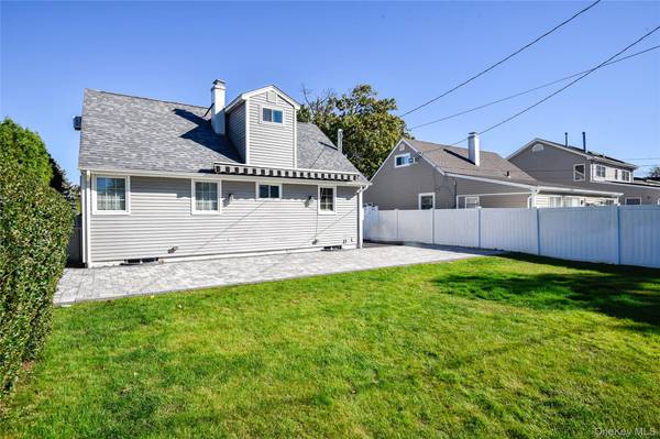 60 Vincent RD, Hicksville, NY 11801