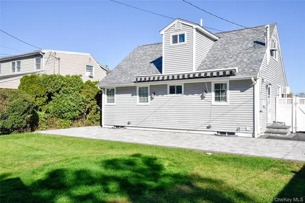 60 Vincent RD, Hicksville, NY 11801