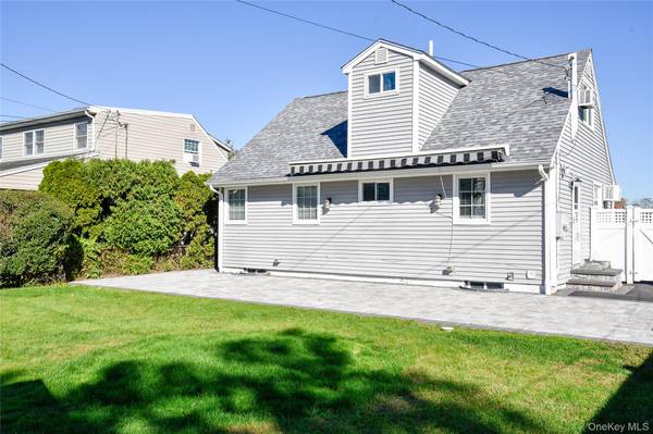 60 Vincent RD, Hicksville, NY 11801