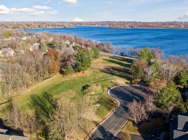 3961 White Oak LN, Chanhassen, MN 55331