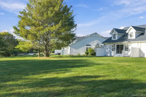 11 Summerfield LN, Aquebogue, NY 11901
