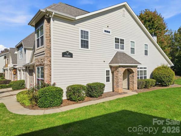 8424 Loxton CIR, Charlotte, NC 28214