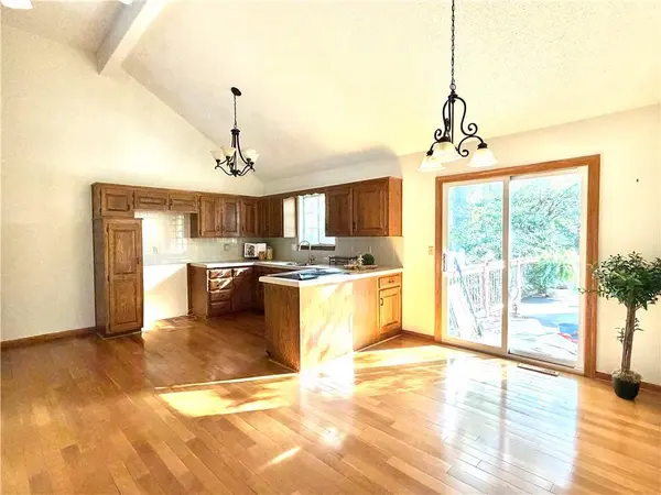 1036 S Lindenwood DR, Olathe, KS 66062