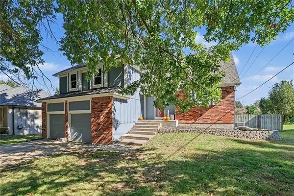 2204 S Apache ST, Olathe, KS 66062
