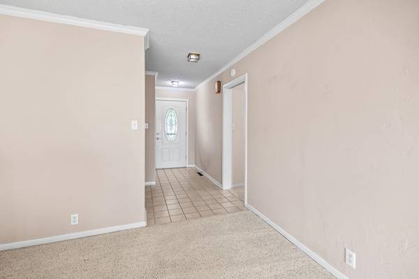107 Downing Rd, Hutchinson, KS 67502