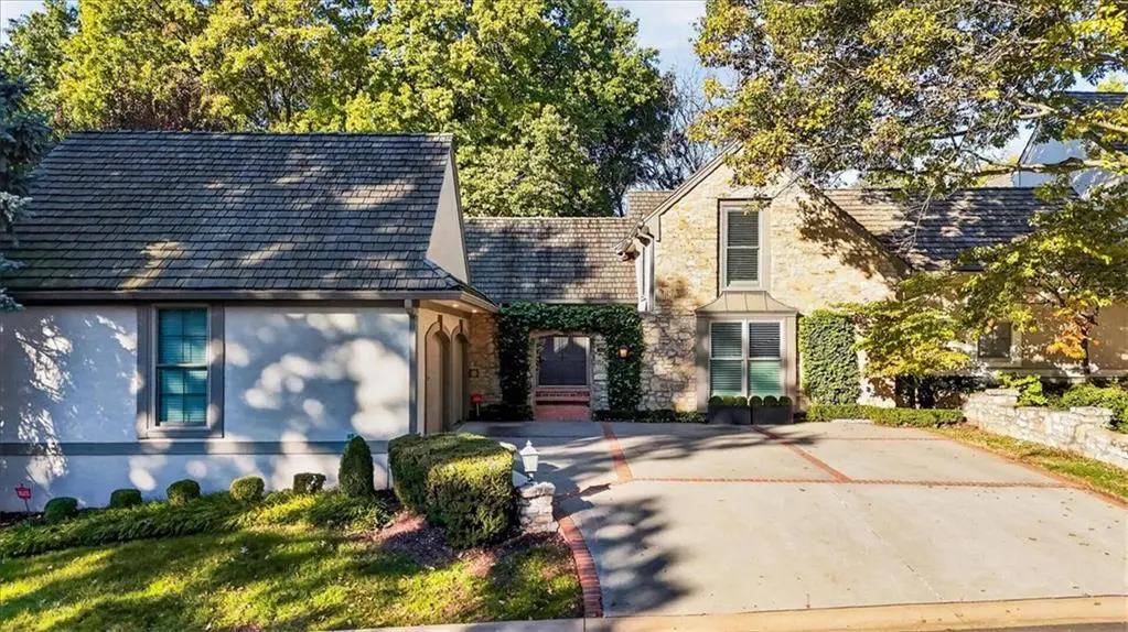 7904 Bristol CT, Prairie Village, KS 66208