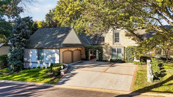 7904 Bristol CT, Prairie Village, KS 66208