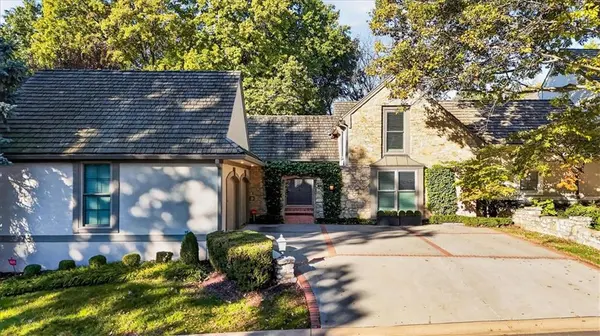 7904 Bristol CT, Prairie Village, KS 66208