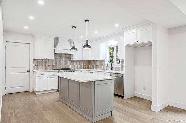 42 Homestead AVE, Westhampton Beach, NY 11978