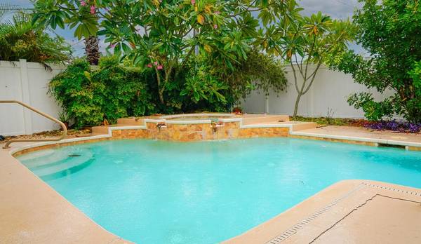 6782 33RD AVE N, St Petersburg, FL 33710