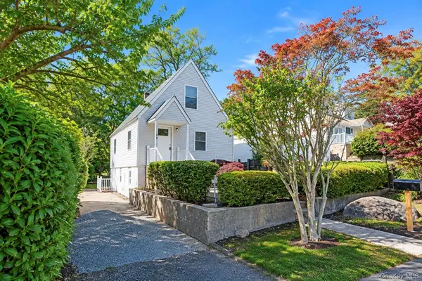 24 Grove RD, Rocky Point, NY 11778