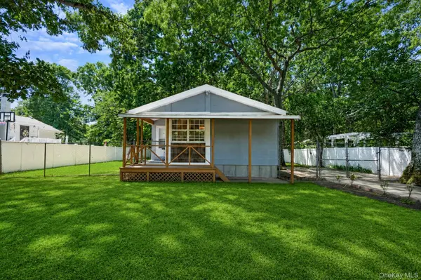 66 Norfleet LN, Coram, NY 11727