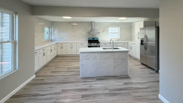 325 E E Lake Shore DR, Round Lake Park, IL 60073