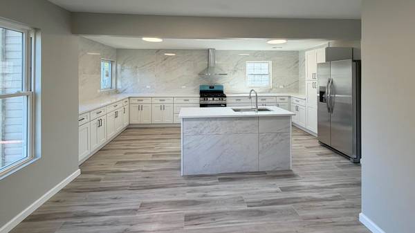 325 E E Lake Shore DR, Round Lake Park, IL 60073