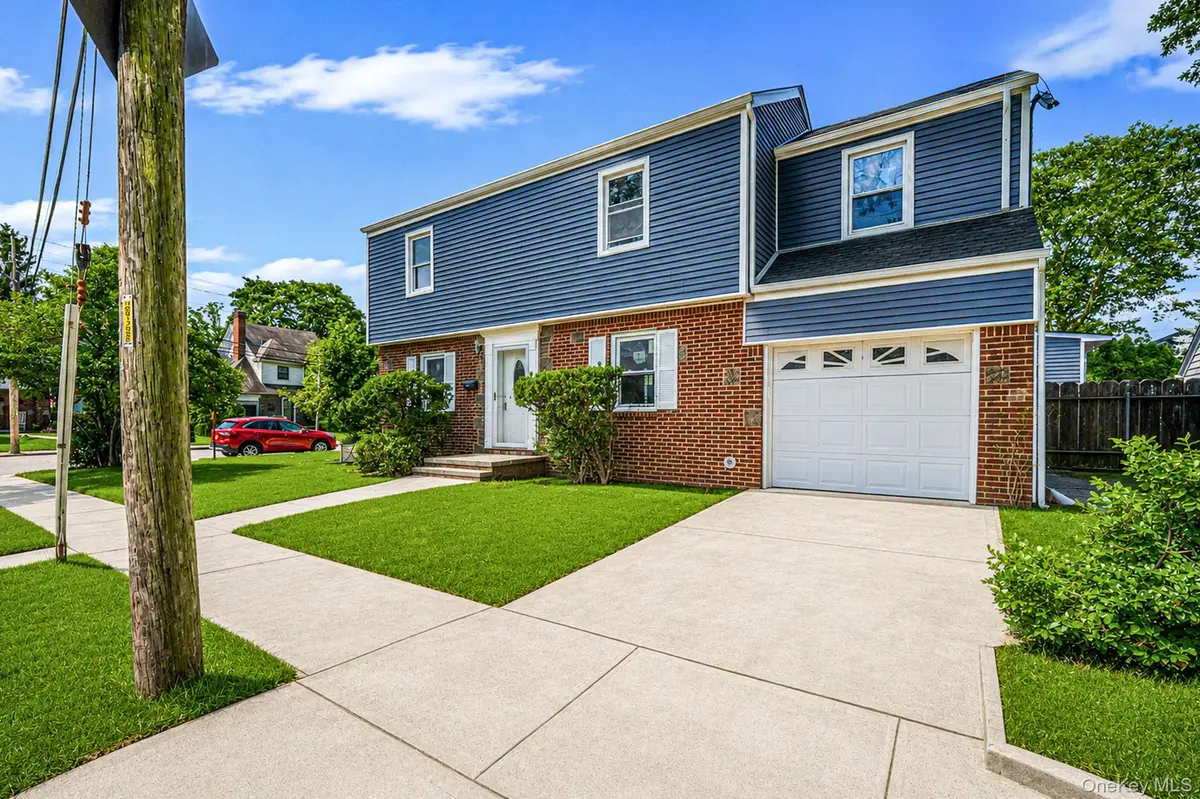 1 Hudson CT, Lynbrook, NY 11563