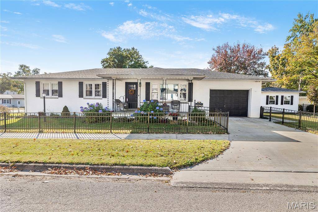 500 W Summer ST, Hillsboro, IL 62049
