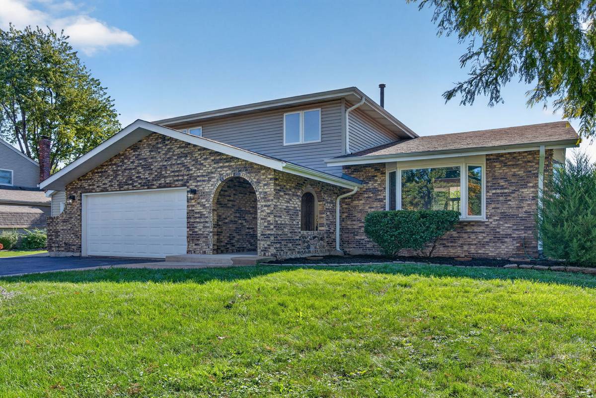 29W055 Schillinger DR, Naperville, IL 60564