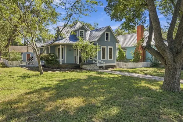 710 Gresham ST, Smithville, TX 78957