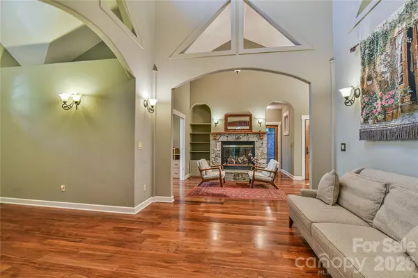 39 Oak Hollow DR, Asheville, NC 28805