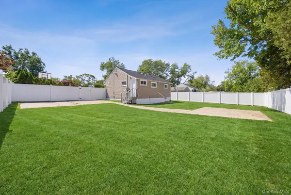 25 E Maple ST, Central Islip, NY 11722