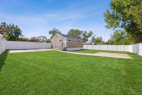 25 E Maple ST, Central Islip, NY 11722