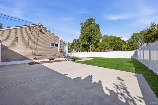 25 E Maple ST, Central Islip, NY 11722