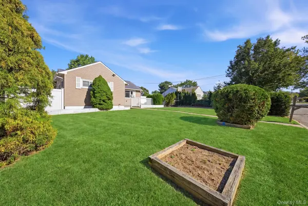 25 E Maple ST, Central Islip, NY 11722