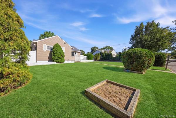 25 E Maple ST, Central Islip, NY 11722