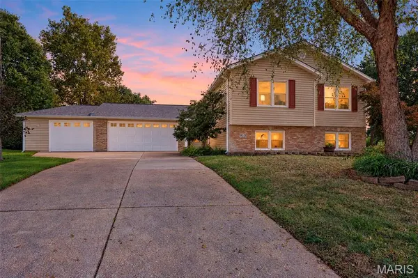 910 Summer Leaf DR, St Peters, MO 63376