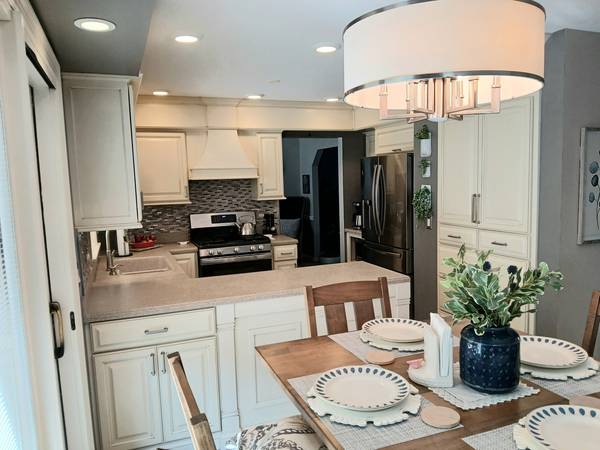 2049 Bunker CIR, Naperville, IL 60563