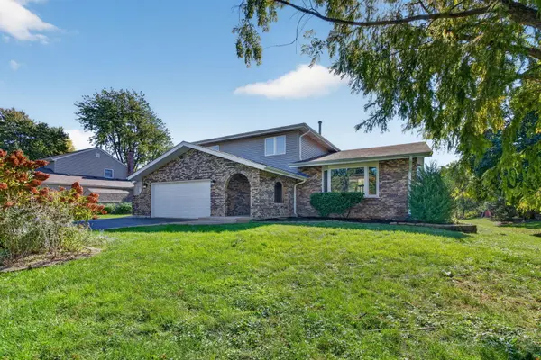 29W055 Schillinger DR, Naperville, IL 60564