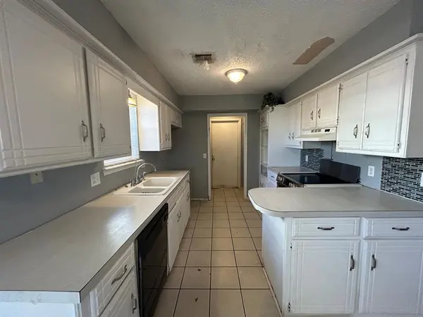 2409 Crystal DR, Moore, OK 73160