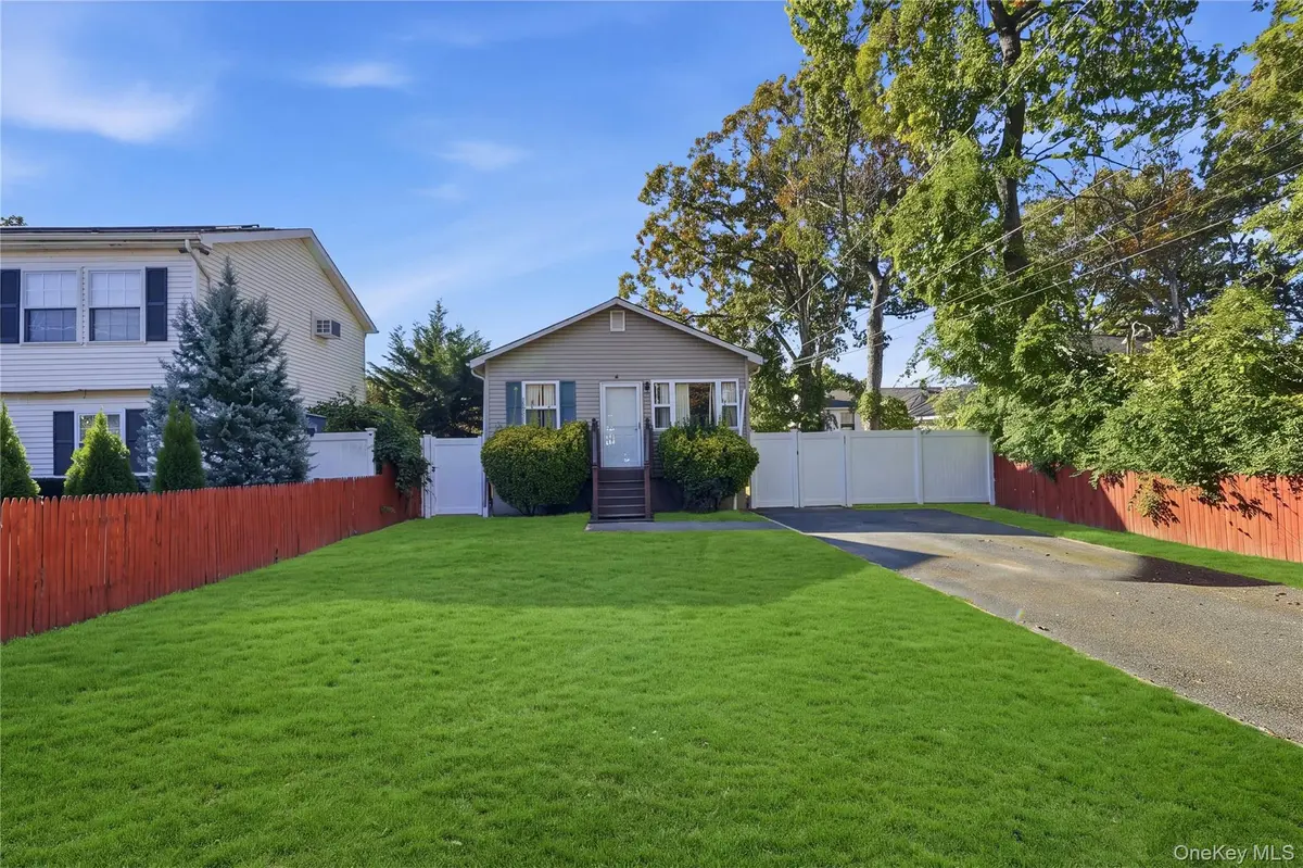 94 Commonwealth DR, Wyandanch, NY 11798