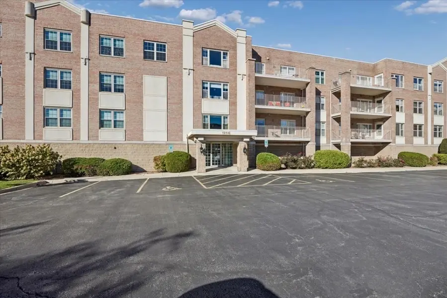 1200 S Prospect AVE #103, Elmhurst, IL 60126