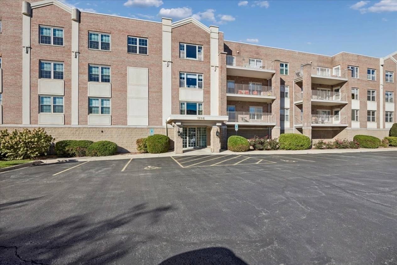 1200 S Prospect AVE #103, Elmhurst, IL 60126