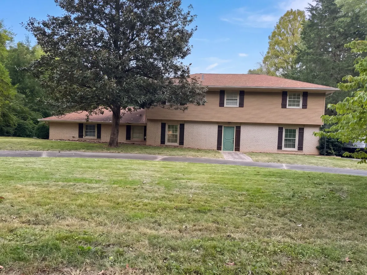 592 Woodland Dr, Paducah, KY 42001
