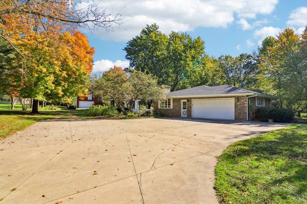 9516 N Clark RD, Richmond, IL 60071