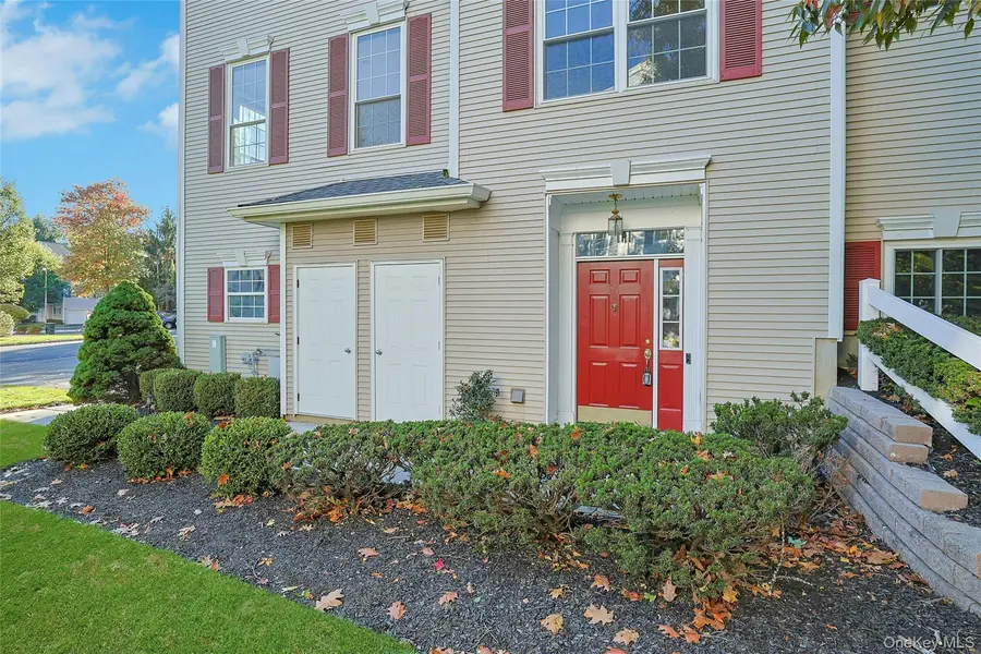 91 Meadow LN, Nanuet, NY 10954