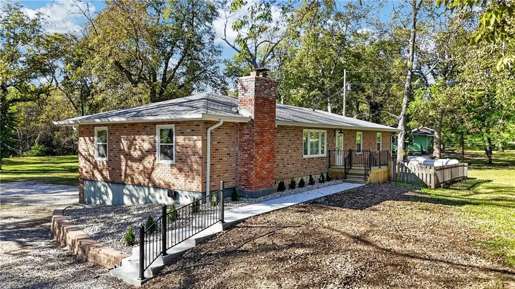 787 E State Route J HWY, Peculiar, MO 64078