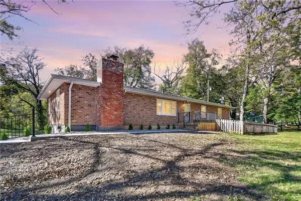 787 E State Route J HWY, Peculiar, MO 64078