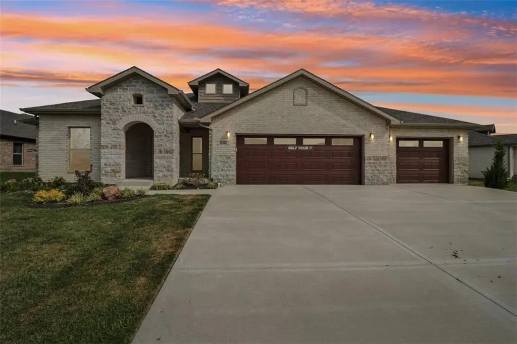 18430 W 195th TER, Spring Hill, KS 66083